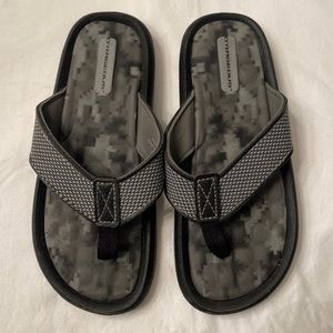 Grendene O’Rageous gray flip flops size 2